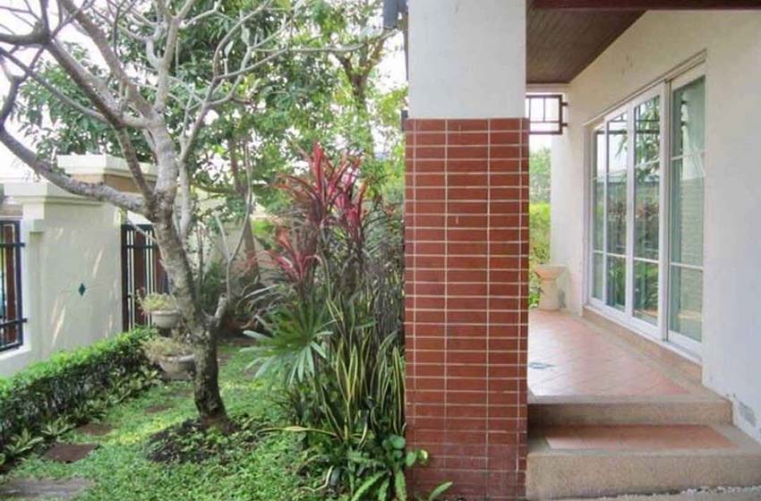 House with Shared Pool in Srinakarin 